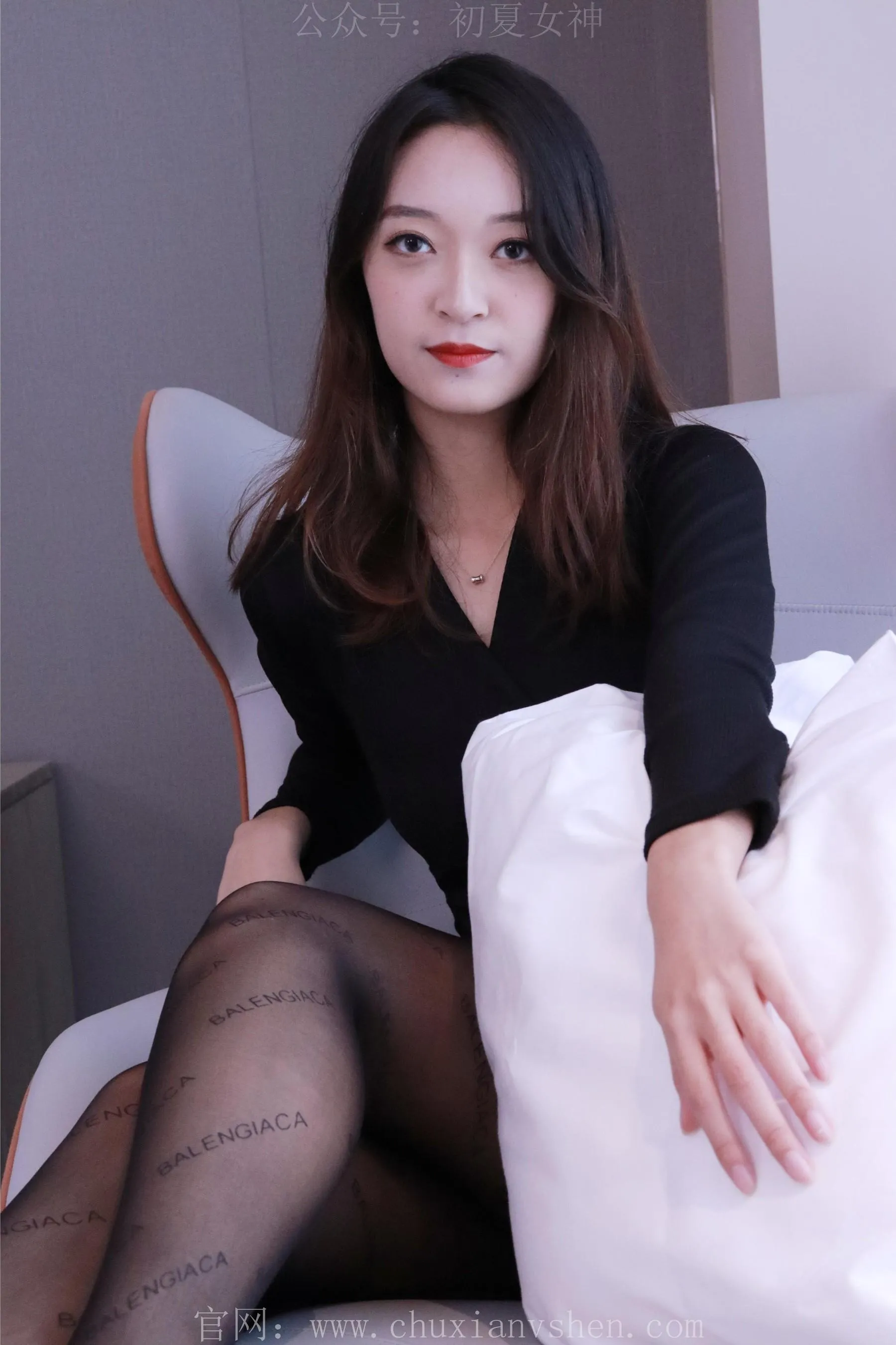 初夏女神 NO.013 依依黑色瘦身连衣裙搭小黑皮鞋 [146P]插图8